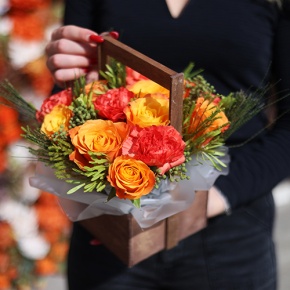 Композиция в ящике из огненных роз, диантусов и капса в Люберцах
