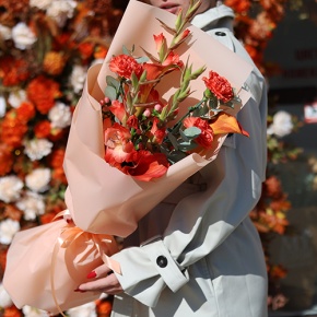 Букет "На закате дня" из гладиолусов, калл, гиперикума и диантусов в Люберцах