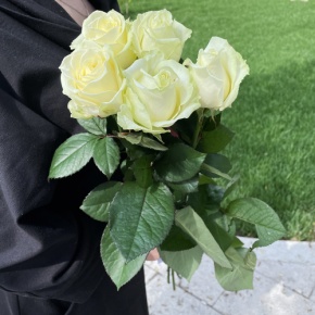 Букет из 5 белых роз (70 см) в Люберцах