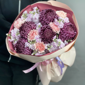 Букет "Софи" из хризантем Бигоуди, диантусов и ароматных маттиол в Люберцах