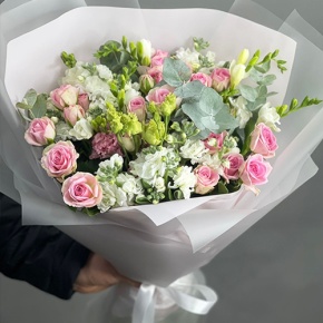 Букет "Особый случай " из ароматных маттиол, фрезий и кустовых роз в Люберцах
