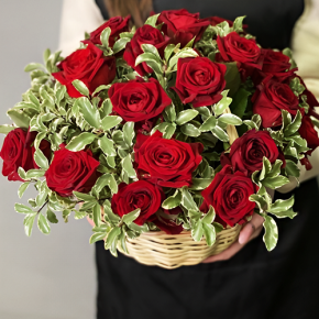 Композиция в корзине "Евгения" из 25 роз и питаспорума в Люберцах