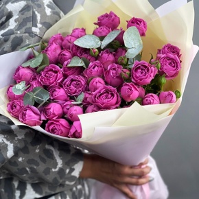 Букет "Малиновый бисквит" из кустовых и пионовидных роз и эвкалипта в Люберцах