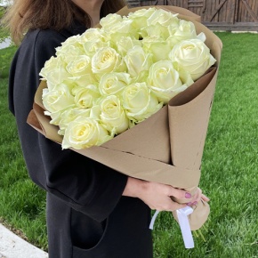 Букет из 25 белых роз в крафте (70 см) в Люберцах