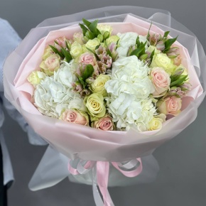 Букет "Поля" из роз, альстромерий и гортензии в Люберцах