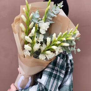 Букет из 5 белых гладиолусов и эвкалипта в Люберцах