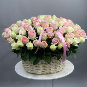 Композиция в корзине из 101 кенийской розы пастельный микс (40 см) в Люберцах