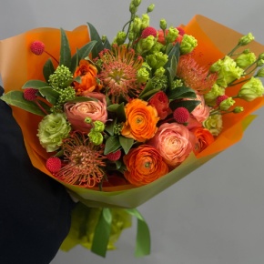 Букет "Караван" из ранункулюсов,скиммии, лейко, роз Эквадор Кахала и эустом в Люберцах