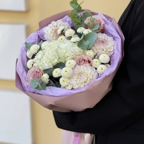 Букет "Динь" из георгин, хризантем сантини, эвкалипта, роз и гортензии в Люберцах