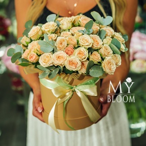 Композиция в шляпной коробке из кремовых кустовых роз в Люберцах