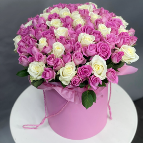 Композиция в шляпной коробке из 151 розы кения микс в Люберцах