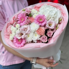 Букет "Розовые облака" из хризантемы, кустовых роз, диантусов, гортензии и эустом в Люберцах