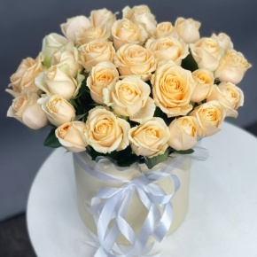 Композиция в шляпной коробке из 35 кремовых кенийских роз в Люберцах