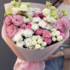 Букет "Задыхаюсь от нежности" из хризантемы, кустовых пионовидных роз, диантусов и эустом в Люберцах
