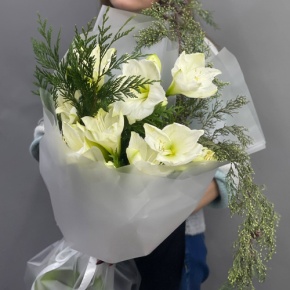 Букет "Путеводная звезда" из белых амариллисов и нобилиса в Люберцах