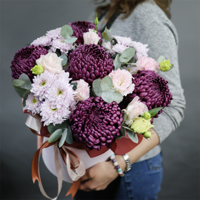 Композиция в шляпной коробке "Наденька" из хризантем Бигоуди, эустом и эвкалипта в Люберцах