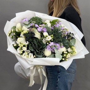 Букет "Ночное рандеву" из брассики, ягод вибирнума, роз, эустом, ароматных маттиол и гиперикума в Люберцах