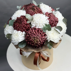 Композиция в шляпной коробке из 19 хризантем в Люберцах