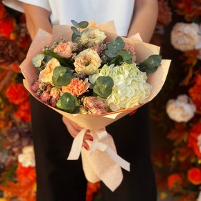 Букет "Сливочный крем" из гортензии, пионовидных роз, диантусов и серрурии в Люберцах