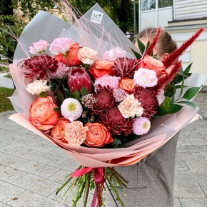 Букет "Каркаде" из хризантем Бигоуди и Момоко, роз Эквадор Кахала, озатамнуса,  эустом, протеи, и диантусов в Люберцах