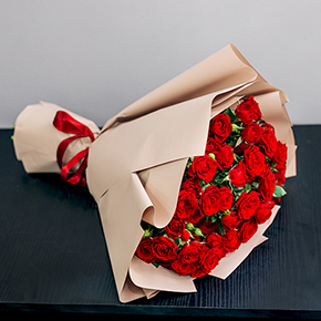 Букет 15 кустовых красных роз в Люберцах