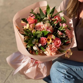 Букет "Каталина" из роз, диантусов, альстромерий, скиммии и кустовых ранункулюсов в Люберцах
