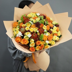 Букет "Осенние грёзы" из лейко, роз, фрезий, скиммии, молюцеллы и лейко в Люберцах