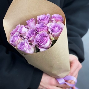 Букет из 11 лиловых роз в крафте (40 см) в Люберцах