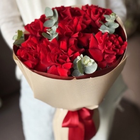 Букет "Красная пантера" из 7 роз Эквадор и эвкалипта в Люберцах