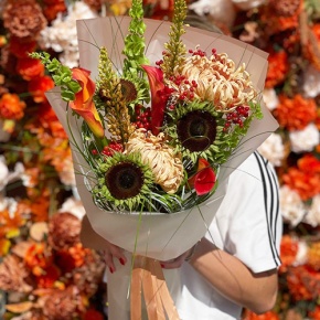 Букет "Фиеста" из подсолнуха экзотик, калины, хризантем Виена, калл, моллюцелл и эремуруса в Люберцах