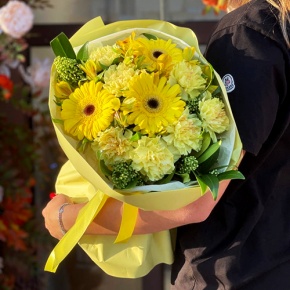 Букет "Солнечная пора" из гербер, альстромерий, скиммии и диантусов в Люберцах
