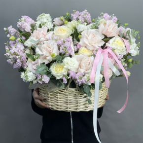 Композиция в корзине из роз Эквадор и ароматных маттиол в Люберцах