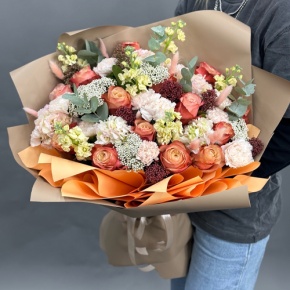 Букет "Татьяна" из маттиол, гортензий, роз Эквадор Кахала, диантусов, скиммии и озатамнуса в Люберцах