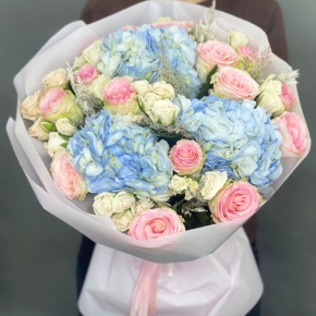 Букет "Легкий ветерок" из роз, конифера и гортензий в Люберцах