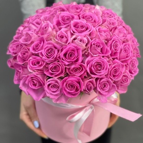 Композиция в шляпной коробке из 71 кенийской розы в Люберцах