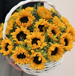 Композиция в корзине из 29 подсолнухов в Люберцах
