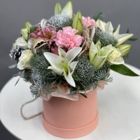 Композиция в шляпной коробке "Снегопад" из нобилиса, лилий, диантусов и альстромерий в Люберцах