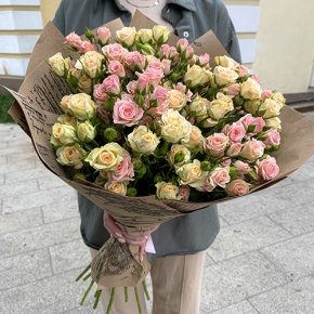 Букет из 19 кустовых роз в крафте (60 см) в Люберцах