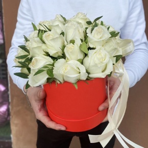 Композиция в шляпной коробке из 25 белых роз в Люберцах