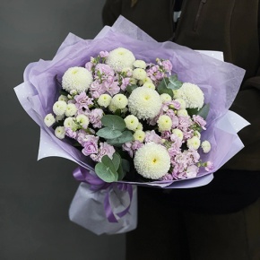 Букет "Ванила" из хризантем сантини, Момоко, эвкалипта и ароматных маттиол в Люберцах