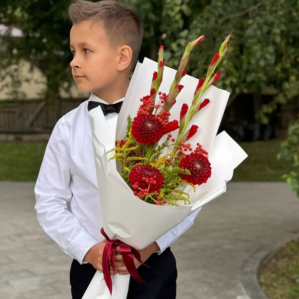 Букет на 1 сентября с красными гладиолусами, георгинами и калиной в Люберцах