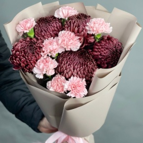Букет из хризантем Бигоуди и розовых диантусов в Люберцах