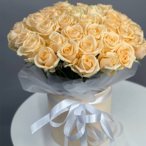 Композиция в шляпной коробке из 45 кремовых роз в Люберцах