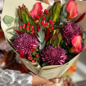 Букет "Элиза" из хризантем Бигоуди, гиперикума, сафари и калл в Люберцах