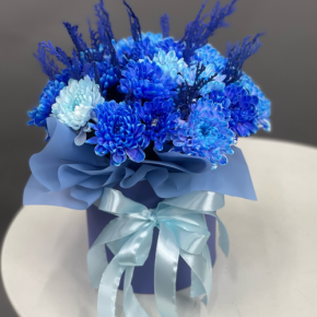 Композиция в шляпной коробке "Магия синего" из хризантем и конифера в Люберцах