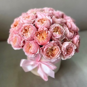 Композиция в шляпной коробке из кустовой пионовидной розы Джульетта в Люберцах