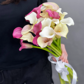 Букет из 21 каллы микс в Люберцах