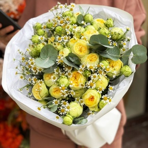 Букет "Иветта" из лимонных пионовидных кустовых роз и ромашек в Люберцах