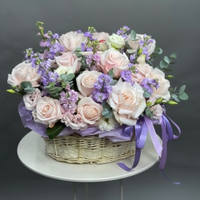 Композиция в корзине из французских роз и ароматных маттиол в Люберцах