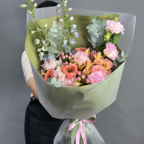 Букет "Таинственное очарование" из мазровых роз Риджентс парк, гиперикума, альстромерий, эустом и дельфиниума в Люберцах